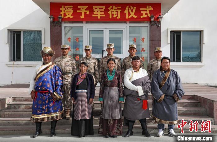 圖為列兵代表與親人合影留念。　劉曉東 攝