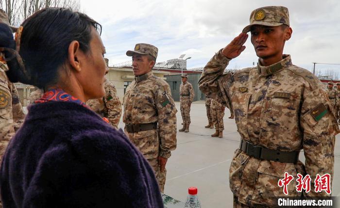 圖為列兵扎西加央向母親敬禮?！詵| 攝