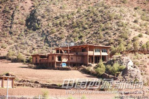 典型的柱梁承重型建筑，立柱直通二層大梁。