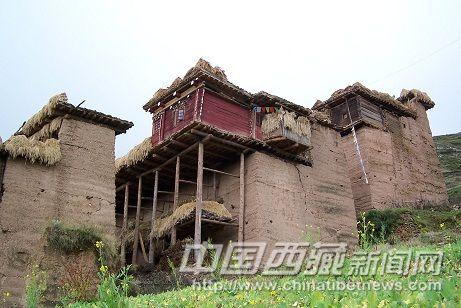 三巖帕錯民居，可見其墻柱混合承重的結(jié)構(gòu)。