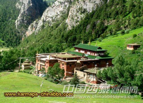 噶瑪寺是昌都現(xiàn)存最古老的寺廟之一，也是噶舉派的主寺，地位很高。