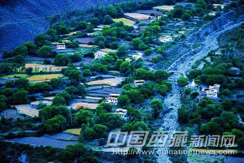 昌都地區(qū)耕地分散零碎，只適合個(gè)體家庭經(jīng)營(yíng)，所以沒有形成衛(wèi)藏常見的莊園經(jīng)濟(jì)。。