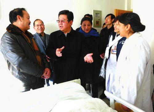 張延清看望慰問元旦期間堅守在崗位上的工作人員。旺久 攝