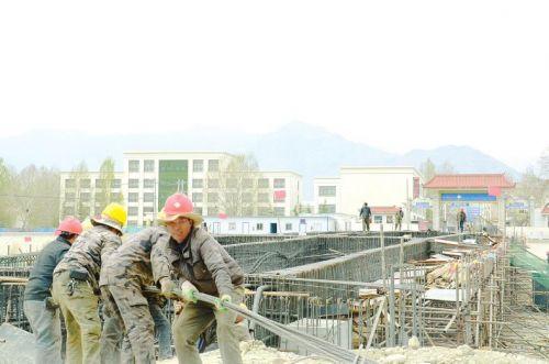 仙足島生態(tài)路大橋施工現(xiàn)場。
