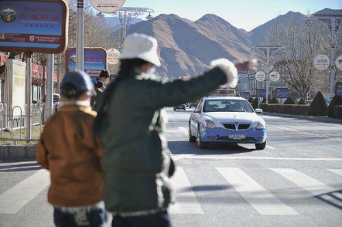 市民招手?jǐn)r出租車(chē)。記者 王茂松 攝
