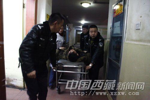 拉薩鐵路公安處民警協(xié)助醫(yī)護(hù)人員將傷者送往手術(shù)室（曹富強(qiáng) 攝）