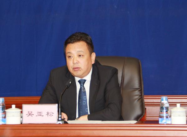 拉薩市副市長、政府新聞發(fā)言人吳亞松發(fā)言。.jpg