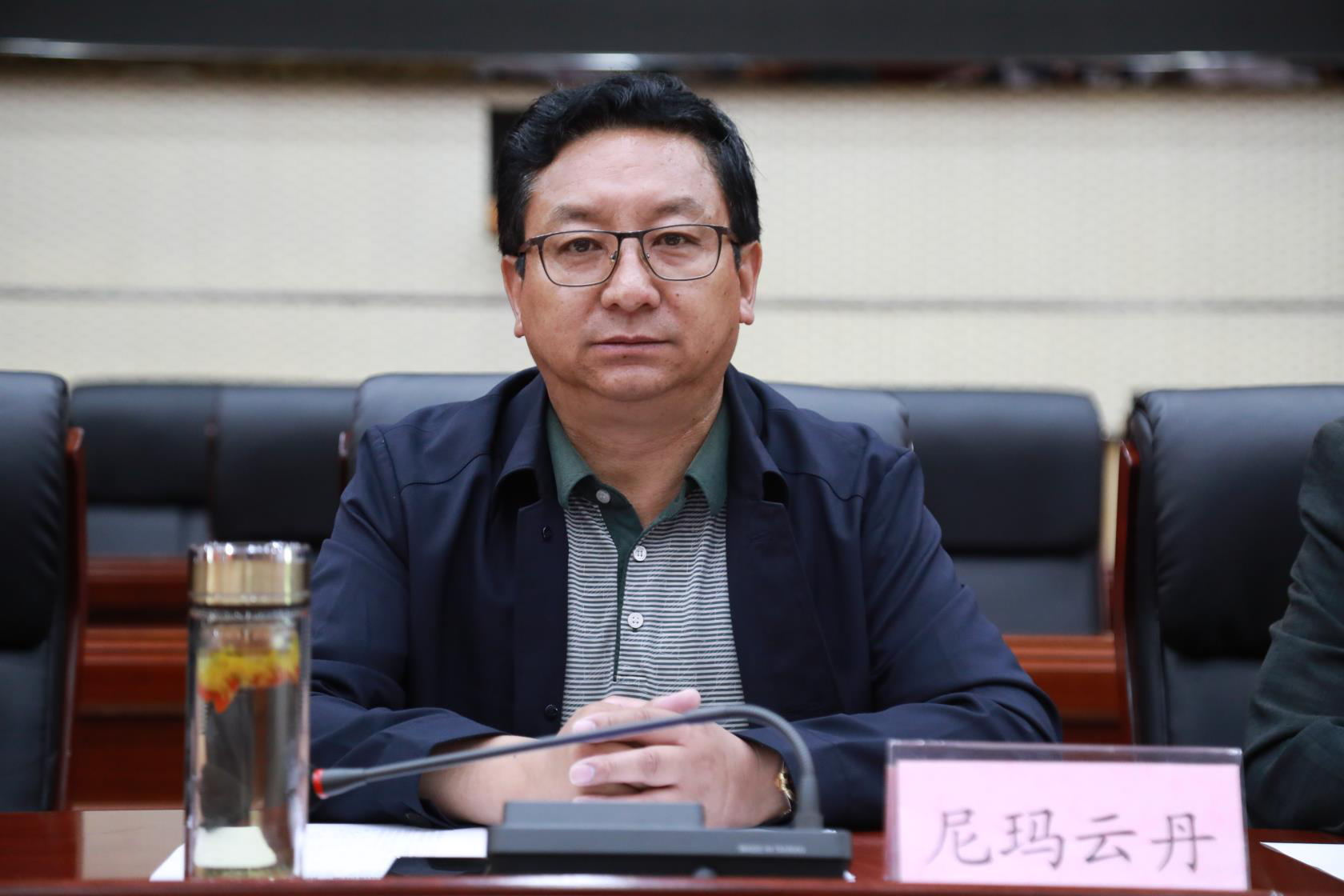 圖2尼瑪云丹出席會(huì)議并作講話.png