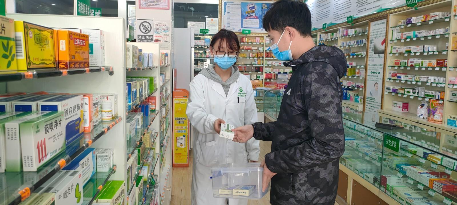 市民正在選購藥品。(4055665)-20230112093119.jpg