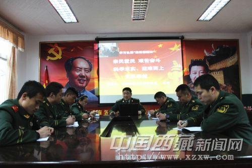 圖為官兵在看完《焦裕祿》后召開討論會(huì)