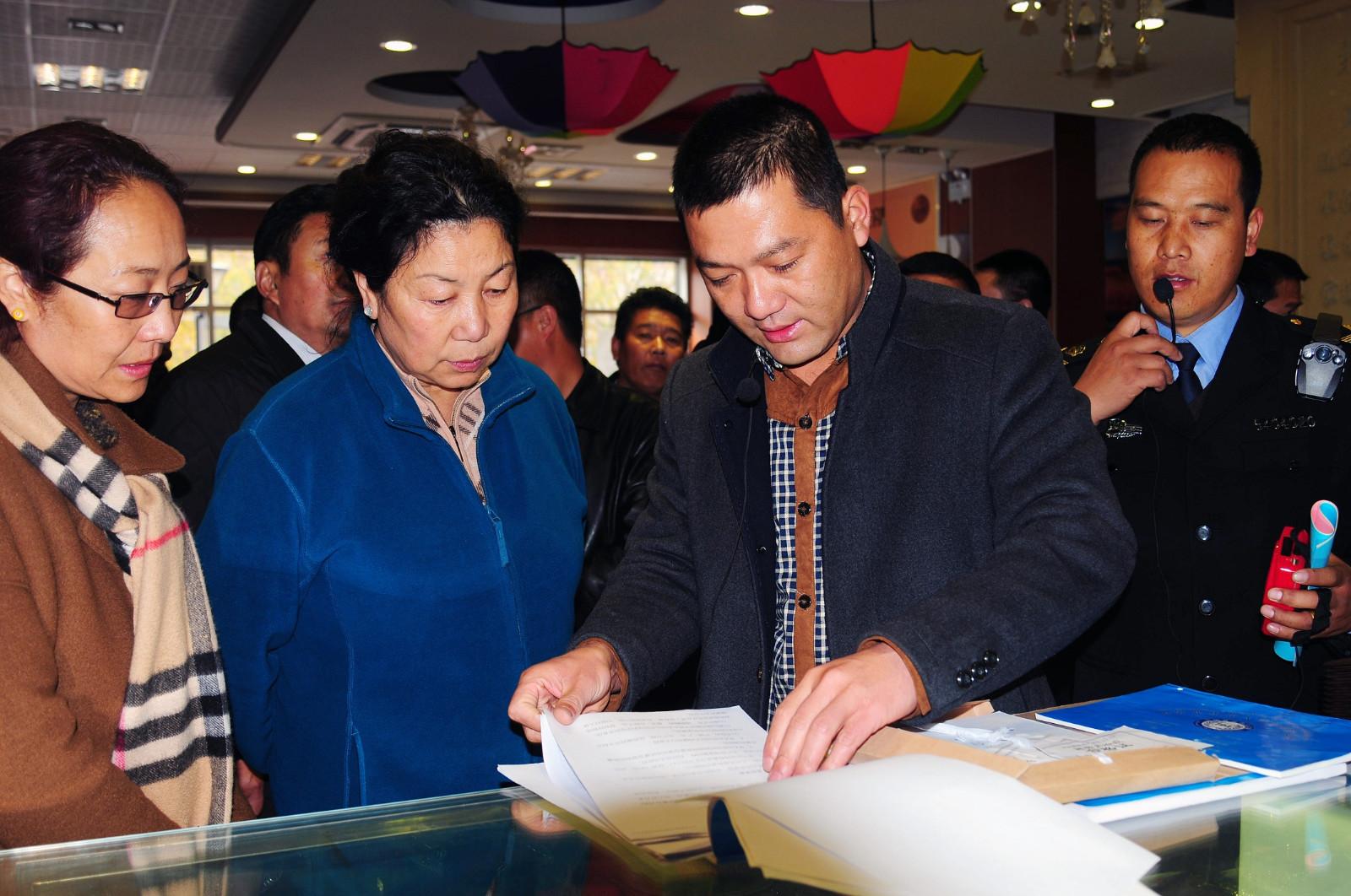 03自治區(qū)政府副主席德吉一行在明廚亮灶餐廳檢查食品安全情況。.JPG