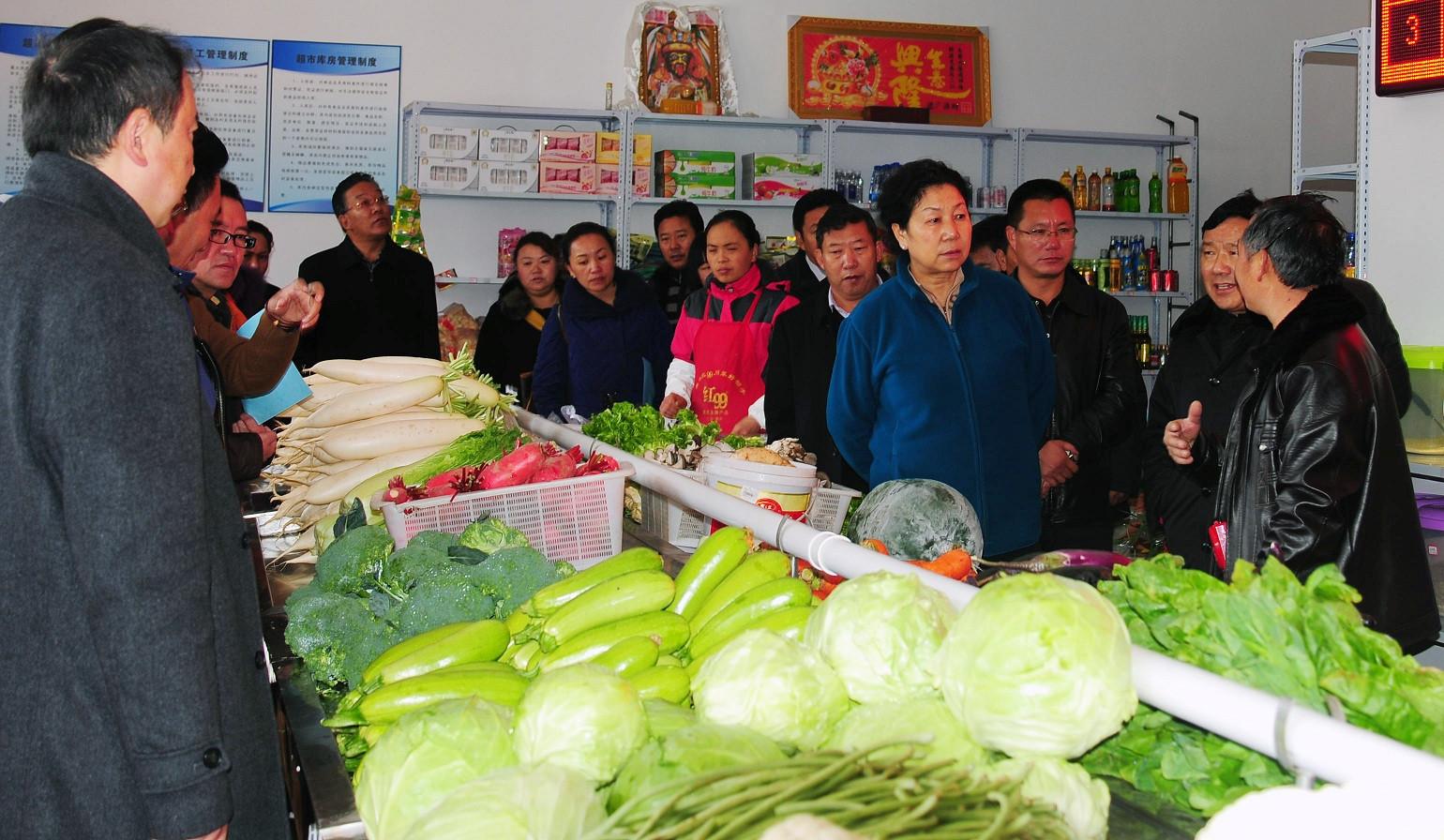 02自治區(qū)政府副主席德吉在林芝市菜籃子工程惠民直銷店檢查食品安全。.JPG