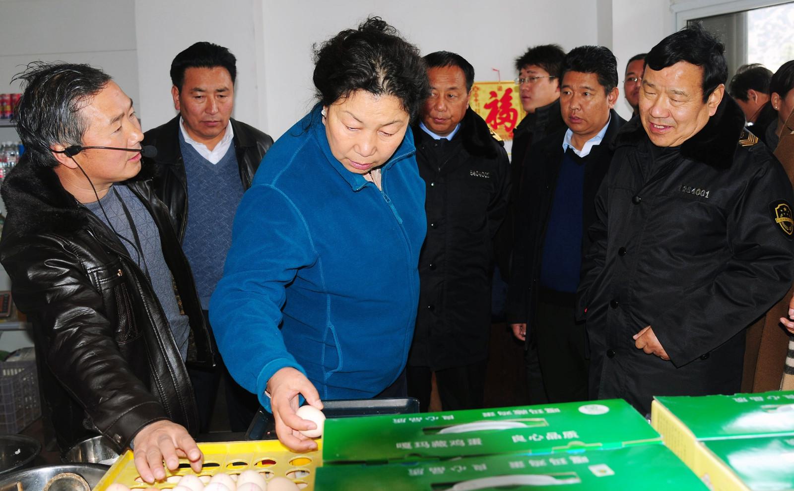 01自治區(qū)政府副主席德吉在林芝市菜籃子工程惠民直銷店檢查食品安全。.JPG