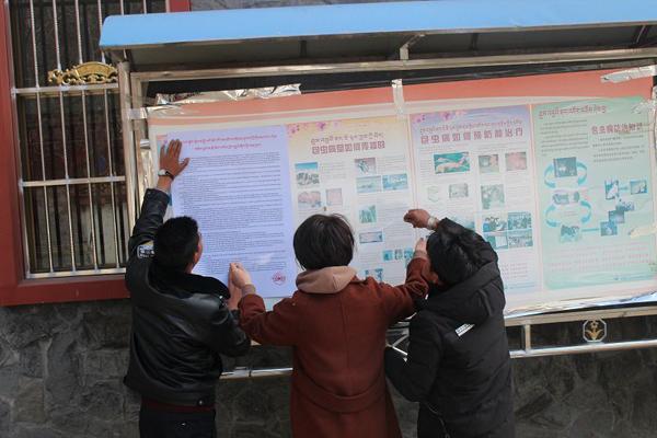 圖為：林芝市巴宜區(qū)公安局民警為群眾講解宣傳的場(chǎng)景.jpg