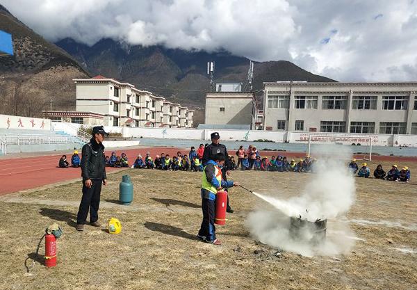 圖為林芝市巴宜區(qū)公安局民警深入校園開展消防知識宣教活動.jpg