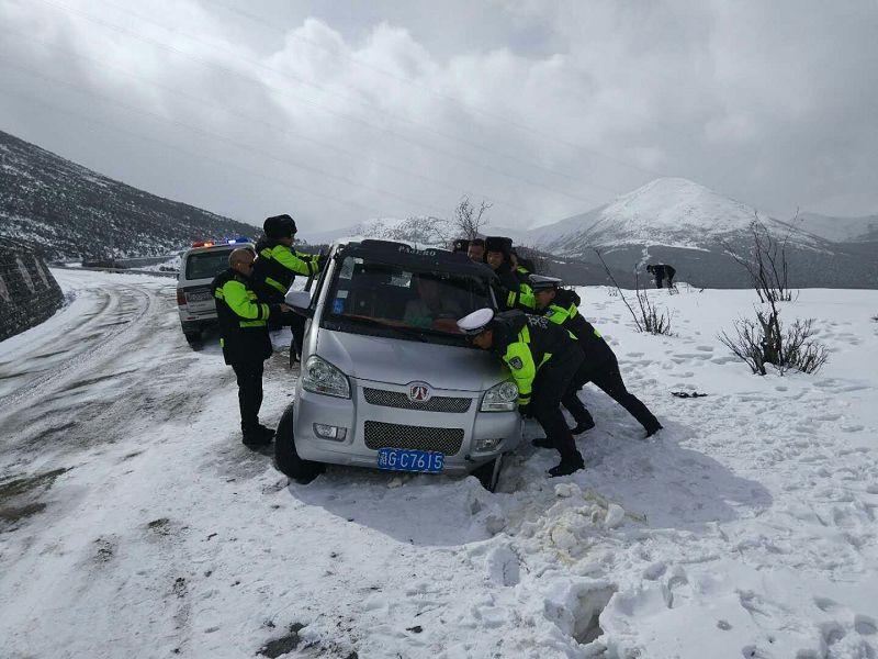圖為林芝市巴宜區(qū)公安局交巡警救助受困車輛.jpg