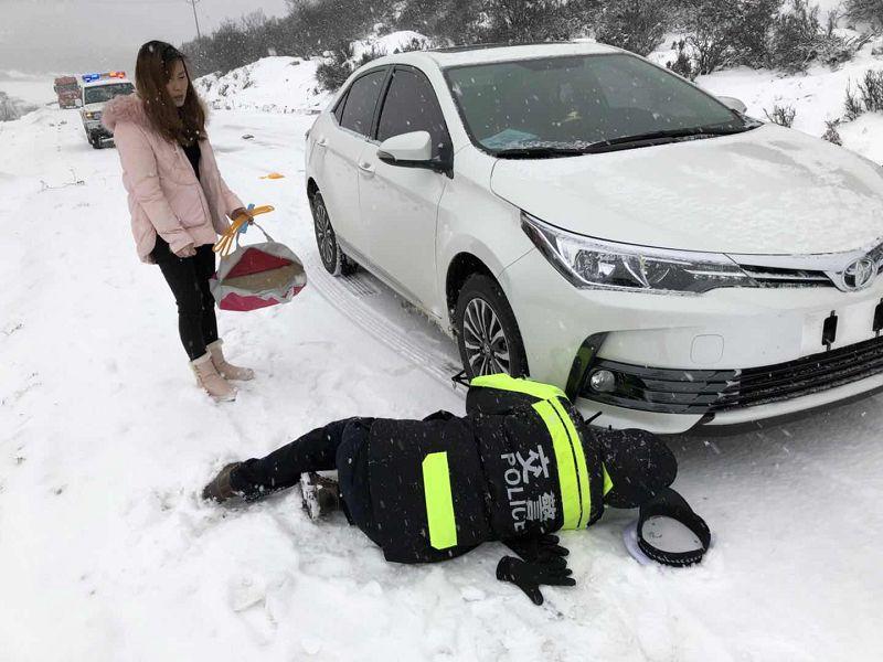 圖為林芝市巴宜區(qū)公安局交巡警為過往車輛套防滑鏈1.jpg