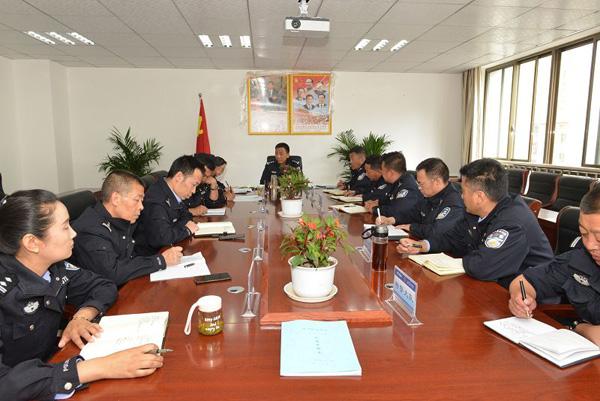 圖為林芝市巴宜區(qū)委常委、政法委書記、公安局局長旺青同志主持召開會議1.jpg