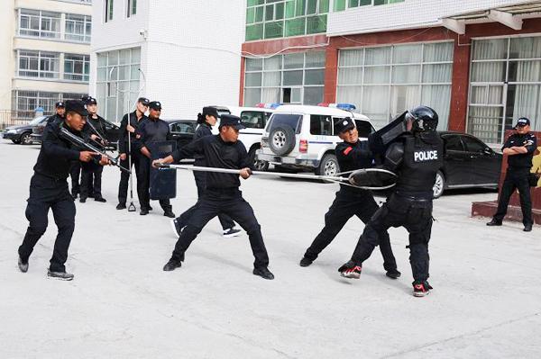 圖為：林芝市巴宜區(qū)公安局特警大隊開展應急處突演練現(xiàn)場.jpg