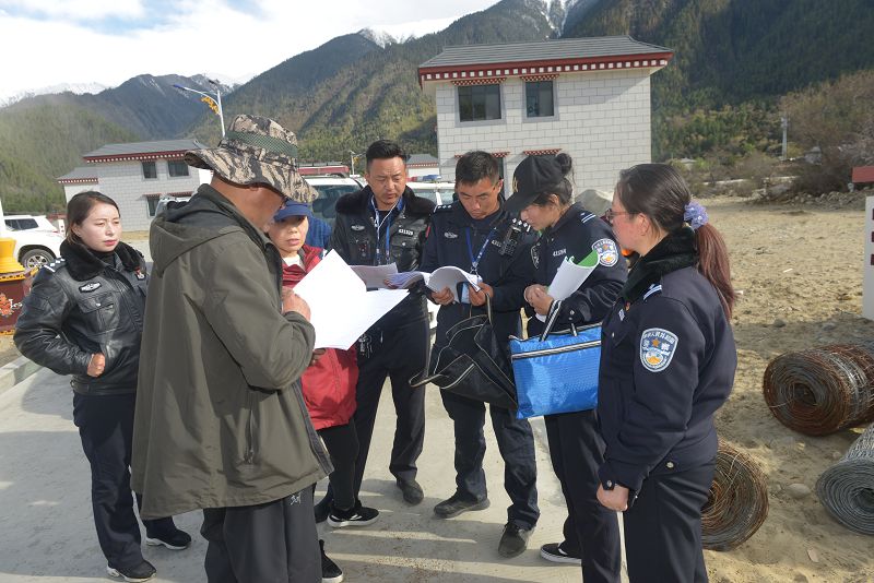 圖為：林芝巴宜區(qū)公安局黨委班子古都、唐瓊?cè)A同志前往易地扶貧搬遷點(diǎn)開(kāi)展相關(guān)工作.jpg