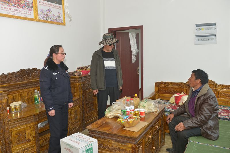 圖為：林芝巴宜區(qū)公安局黨委班子古都、唐瓊?cè)A同志前往易地扶貧搬遷點(diǎn)住戶家開(kāi)展相關(guān)工作1.jpg