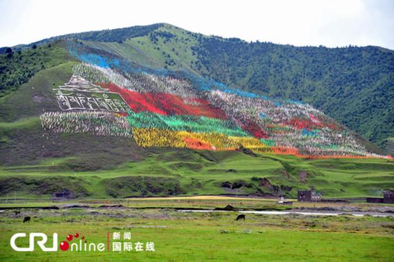 無數(shù)彩色經(jīng)幡與高山林海交相輝映 特約攝影師：李滬