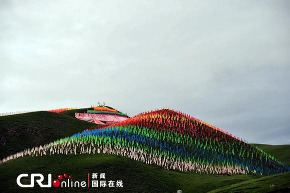 高原上的五彩經(jīng)幡，遠遠看去仿佛天上的彩虹落在人間 特約攝影師：李滬