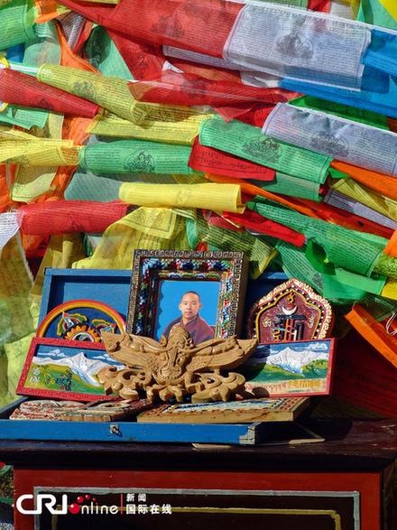 經(jīng)幡前供奉著的班禪像 特約攝影師：沈晶