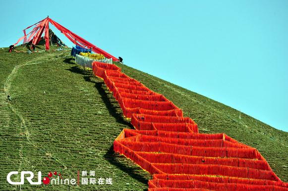 正在搭建中的塔狀經(jīng)幡群 特約攝影師：李滬