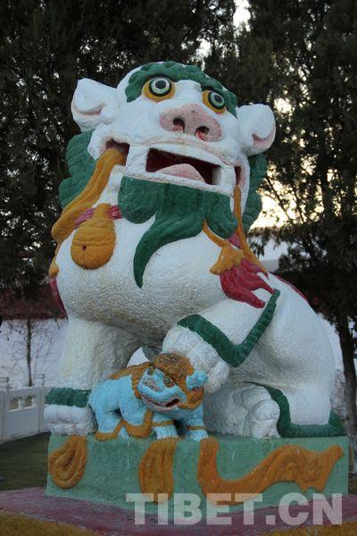 羅布林卡門口的石獅