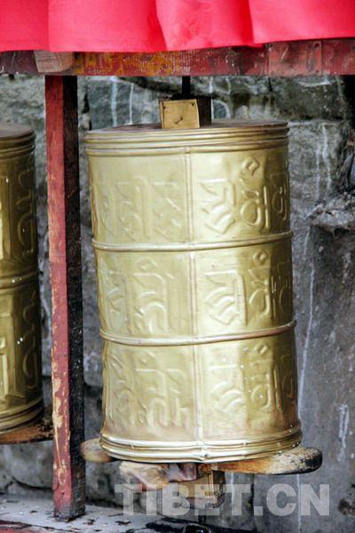 刻著經(jīng)文的轉(zhuǎn)經(jīng)筒