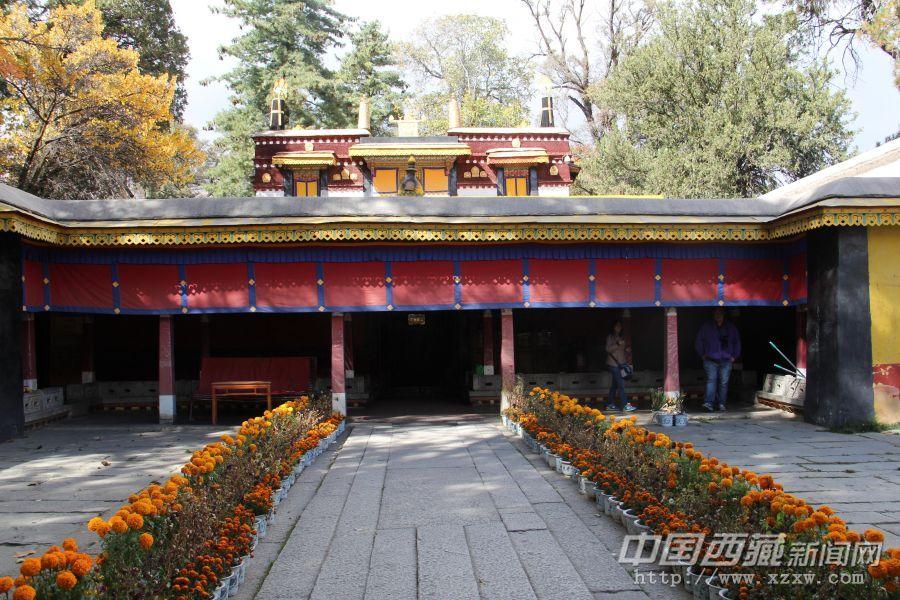 格桑頗章于1755年興建。內(nèi)設(shè)貢布護法神殿、集合大殿、臥室以及閱覽室。羅布林卡由此成為歷代達賴喇嘛夏天辦公的場所。