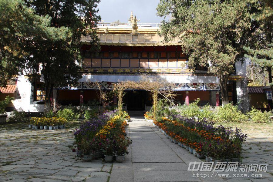 黃色屋檐金頂裝飾的金色頗章,于1922年興建，1926年重建，大殿內(nèi)陳設(shè)有十三世達賴喇嘛的寶座及銀制塑像、長壽三尊佛像。墻上繪有釋迦牟尼如意藤和宗喀巴生平傳記，此殿為杰出的藏式建筑，以精美的雕刻藝術(shù)著稱，木雕藝術(shù)表現(xiàn)手法精練，具有濃厚的藝術(shù)魅力。