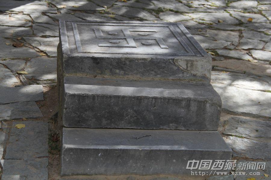 園內(nèi)各組建筑均以木、石為主要材料建成，規(guī)劃整齊，具有明顯的藏式建筑風格。過去為了便于騎馬，專門設(shè)立的騎馬石臺。