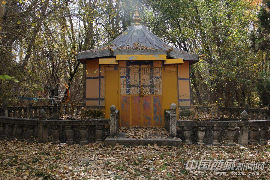 園內(nèi)有修葺工整的花池草坪，玲瓏別致的涼亭。