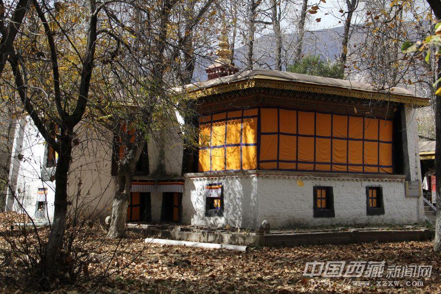 涼亭對面是其美確吉殿，據(jù)說這是十三世達賴喇嘛圓寂的地方。