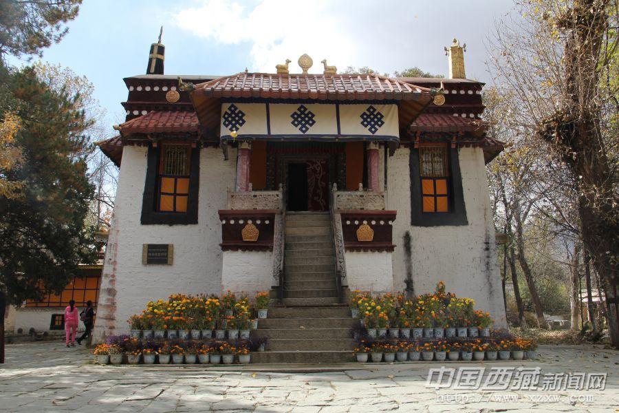 位于金色頗章西北60米處是一座小型宮殿格桑德吉頗章，是一座二層藏式建筑（1926年修建，1928年竣工）。一層是十三世達賴喇嘛的金銀庫房，二層是接見貴賓的地方，內(nèi)有觀音凈土、五臺山等壁畫。殿內(nèi)木雕圖案運用了許多漢族典型的傳統(tǒng)圖案。是一座極具明顯文化融合的宮殿。
