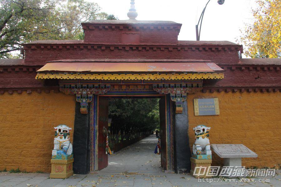 穿過金色頗章曲折向東，可以看見新宮大門，羅布林卡最富麗堂皇的宮殿是達旦明久頗章，藏語意為“永恒不變宮”?，F(xiàn)在稱其為“新宮”。
