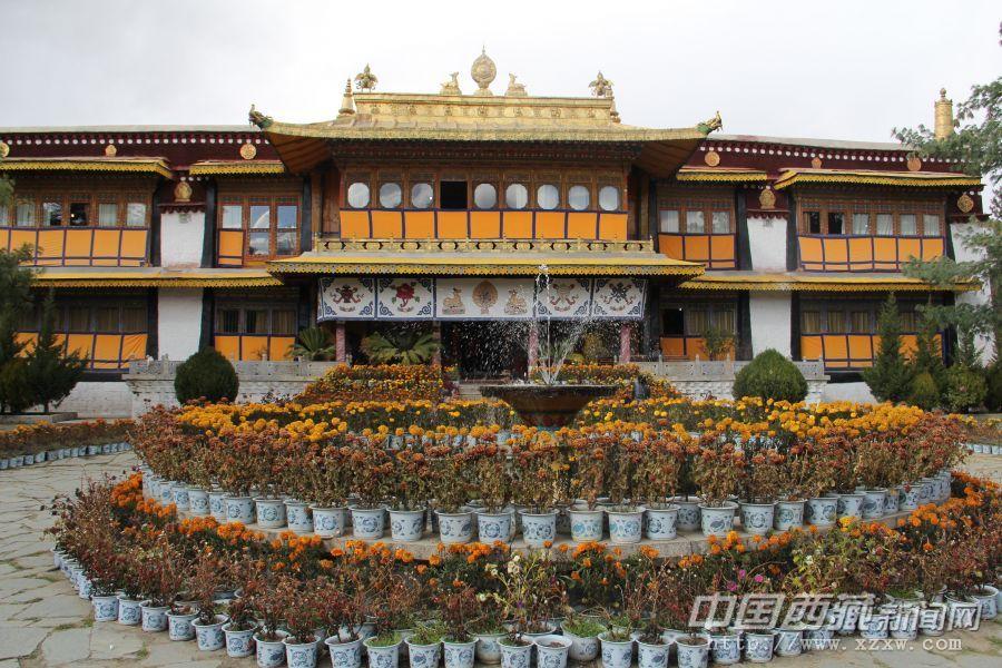 達旦明久頗章（始建于1954年，1956年竣工），該宮殿高二層，由修行室、經(jīng)堂、會客室、臥室、洗澡室等三十多個房間組成，也稱為“新宮”。此宮殿既有寺廟的建筑特點，又有宮殿、別墅之藝術(shù)風格，比其它宮殿更顯得富麗堂皇和優(yōu)雅別致。