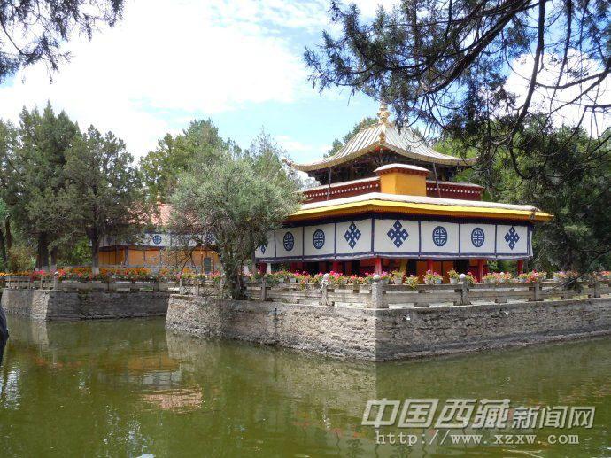 走進達旦明久頗章對面的湖心亭（措吉頗章），建于公元1784年。是羅布林卡里景色最優(yōu)美的地方。位于格桑頗章西北約120米處。因四周被小池環(huán)繞而得名。