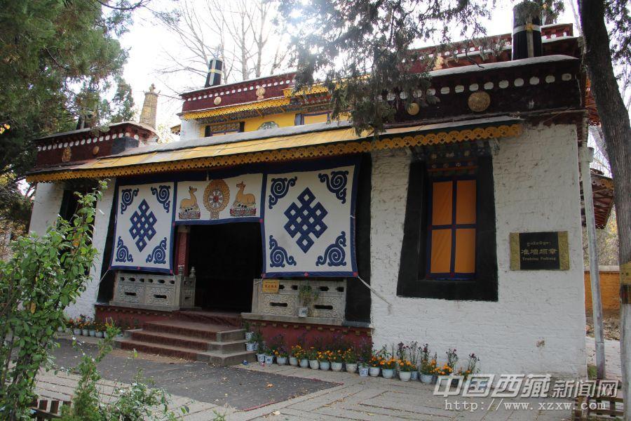 水塘一角有座規(guī)模不大的建筑是“準曾頗章”（持舟殿） 。建于18世紀，是一座藏式兩層建筑。大殿內(nèi)主供十一面千手觀音菩薩、釋迦牟尼八大弟子、藥師佛及無量壽佛。四周經(jīng)架藏有3600多部經(jīng)書，是歷代達賴喇嘛閱經(jīng)修法的地方。二樓為閱覽室。