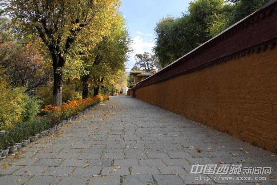 時間讓青石板地面顯得古老，歷史讓高墻充滿厚重。 從這片園林建筑往東門方向，快到出口處的醒目建筑是“康松司倫”。