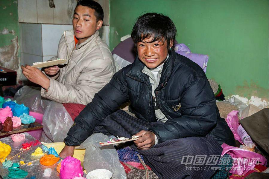 在過(guò)完后藏新年之后，阿旺桑布和幾位同鄉(xiāng)就帶著鋪蓋卷和糌粑來(lái)到拉薩制作酥油花板銷售。