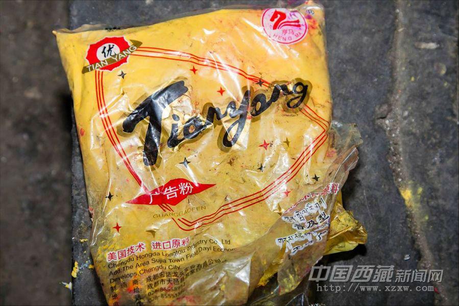 他們的酥油坯料一共有18個(gè)顏色，現(xiàn)在基本使用廣告粉調(diào)色了。而像“酥油花燈節(jié)”上的大型酥油雕花都是用礦物顏料調(diào)色。