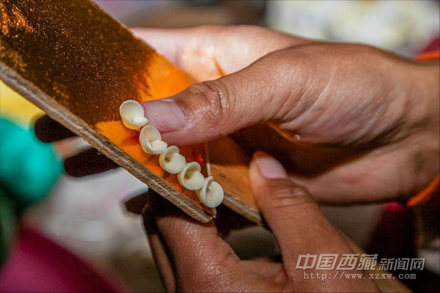 輕輕按形狀粘著在酥油花板上。
