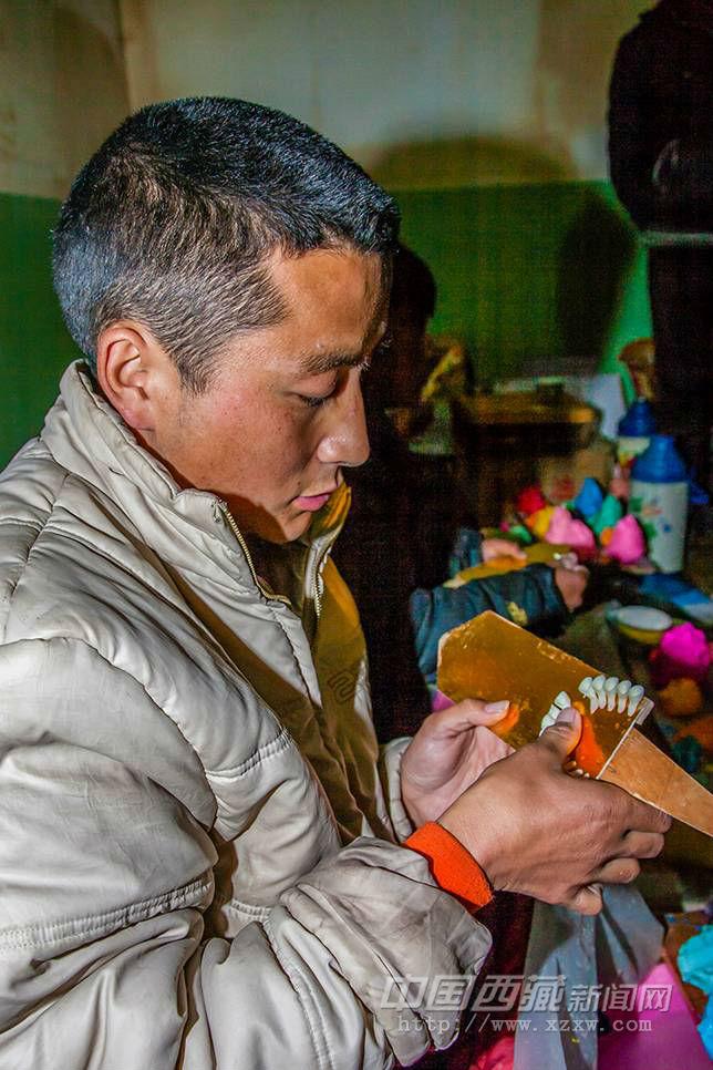 房間里溫度很低，他們的手也要一直用冷水降溫，但他們心里一定要有春暖花開(kāi)的畫面。