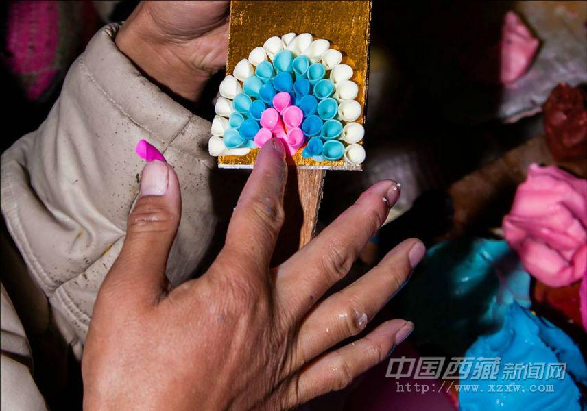 在西藏，有一幅常見(jiàn)的有趣構(gòu)圖：一頭大象立于大樹(shù)旁，象背上站著一猿猴，猴背站著一兔，兔背上又有一鳥(niǎo)。這張構(gòu)圖稱為“四和合”，表示敬老及和睦共處。