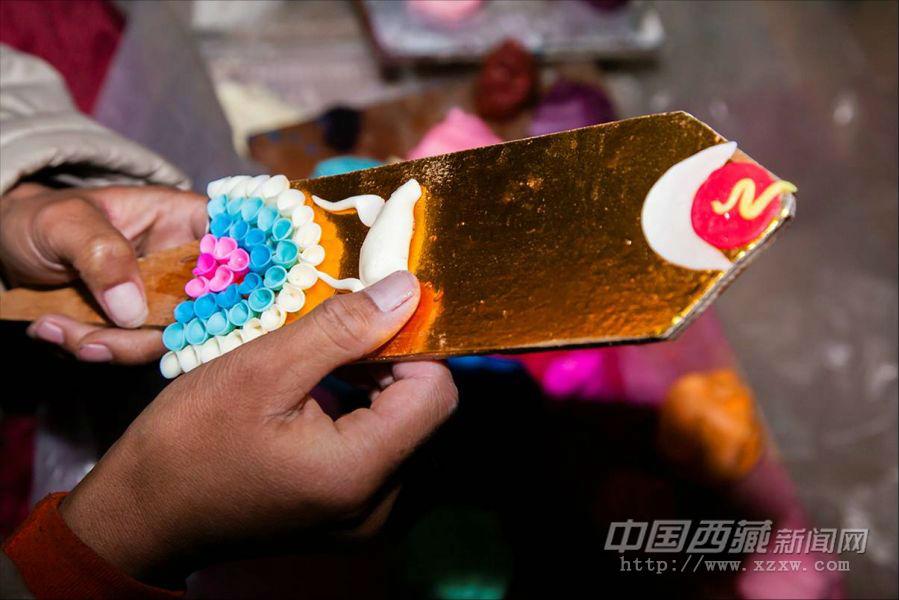 正在捏制大象。