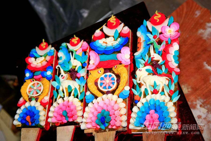 “我們做的‘六長(zhǎng)壽’、‘七鈴圖’、‘吉祥八寶’，還有各種花朵都很漂亮的，但人們更喜歡買由‘四和合圖’和‘吉祥八寶’組成的對(duì)子?！卑⑼２颊f(shuō)。