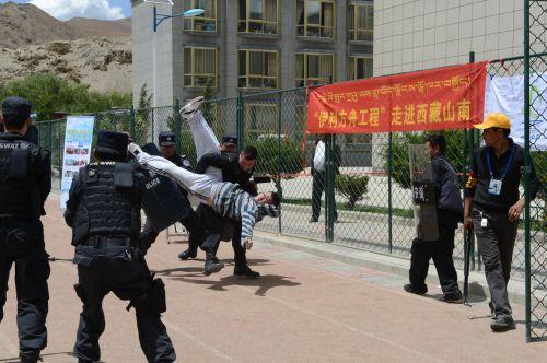 圖片3-山南地區(qū)特警支隊(duì)現(xiàn)場擒獲“歹徒”